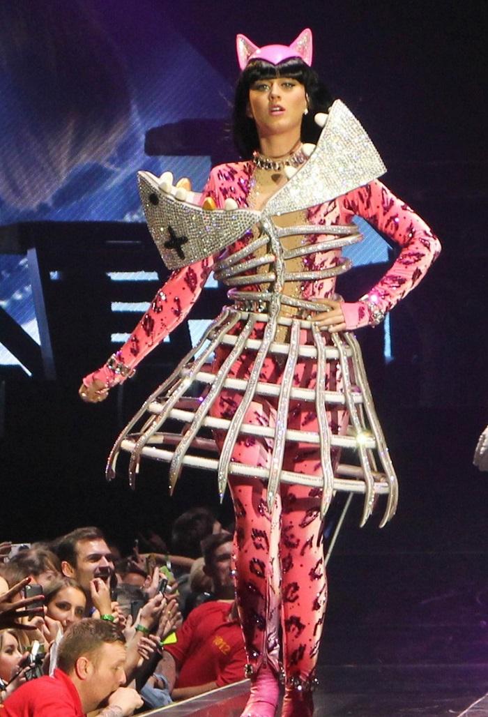 舞台天后Katy Perry的演唱會愛玩奇特服飾。