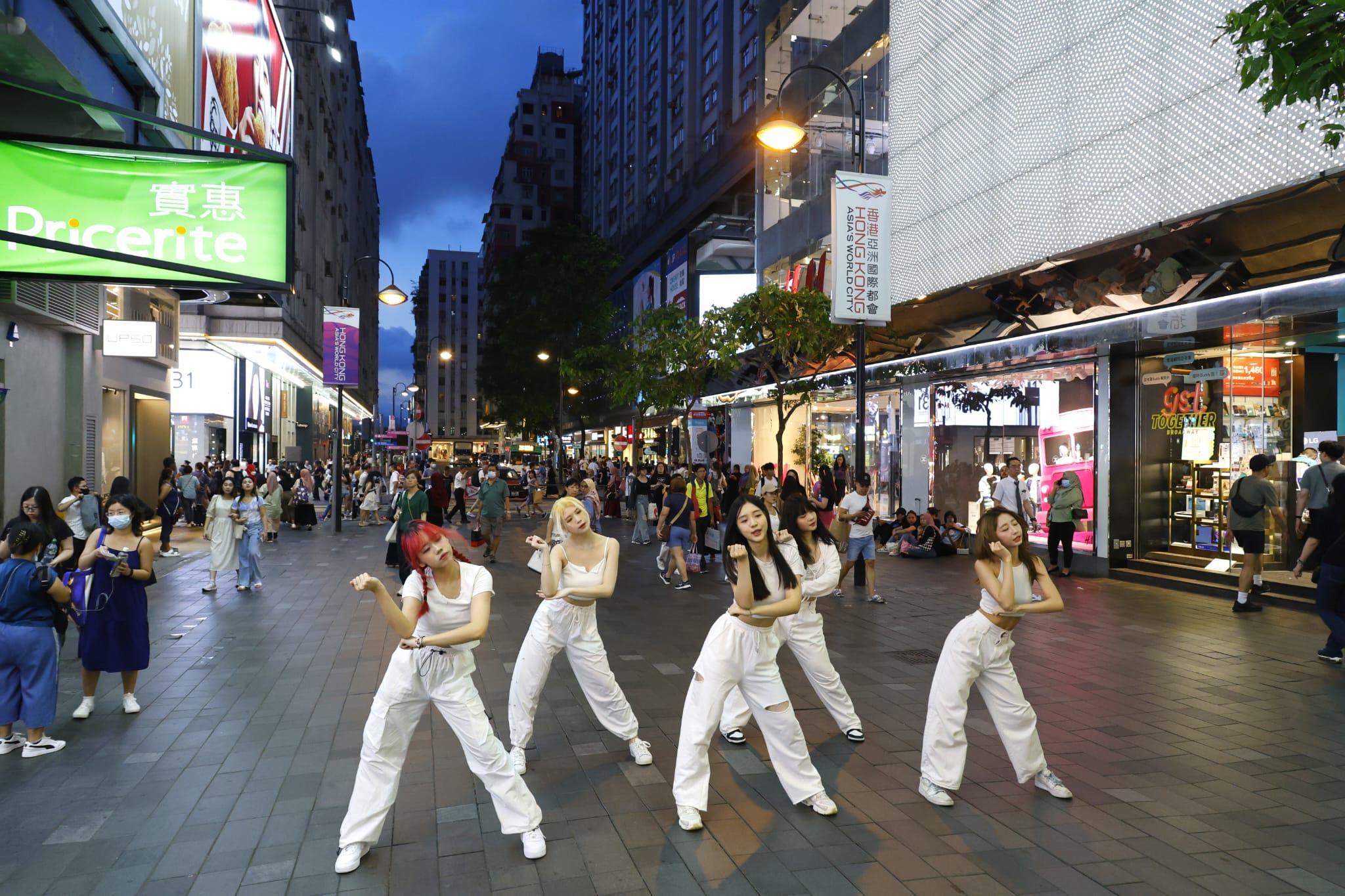 銅鑼灣晚上有不少市民和旅客。(林俊源攝)