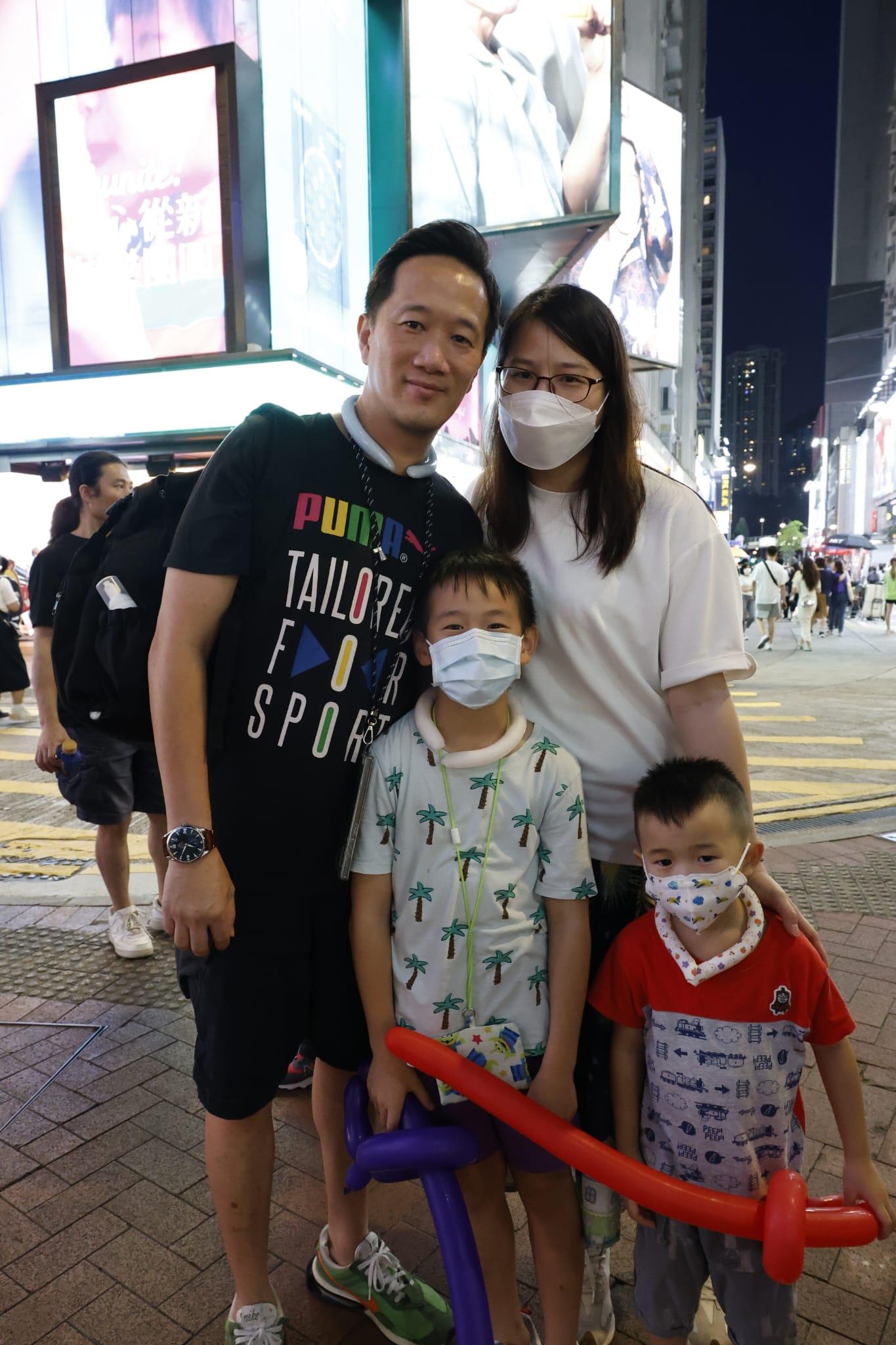 陳先生表示未有因夜繽紛活動而延後回家。(林俊源攝)