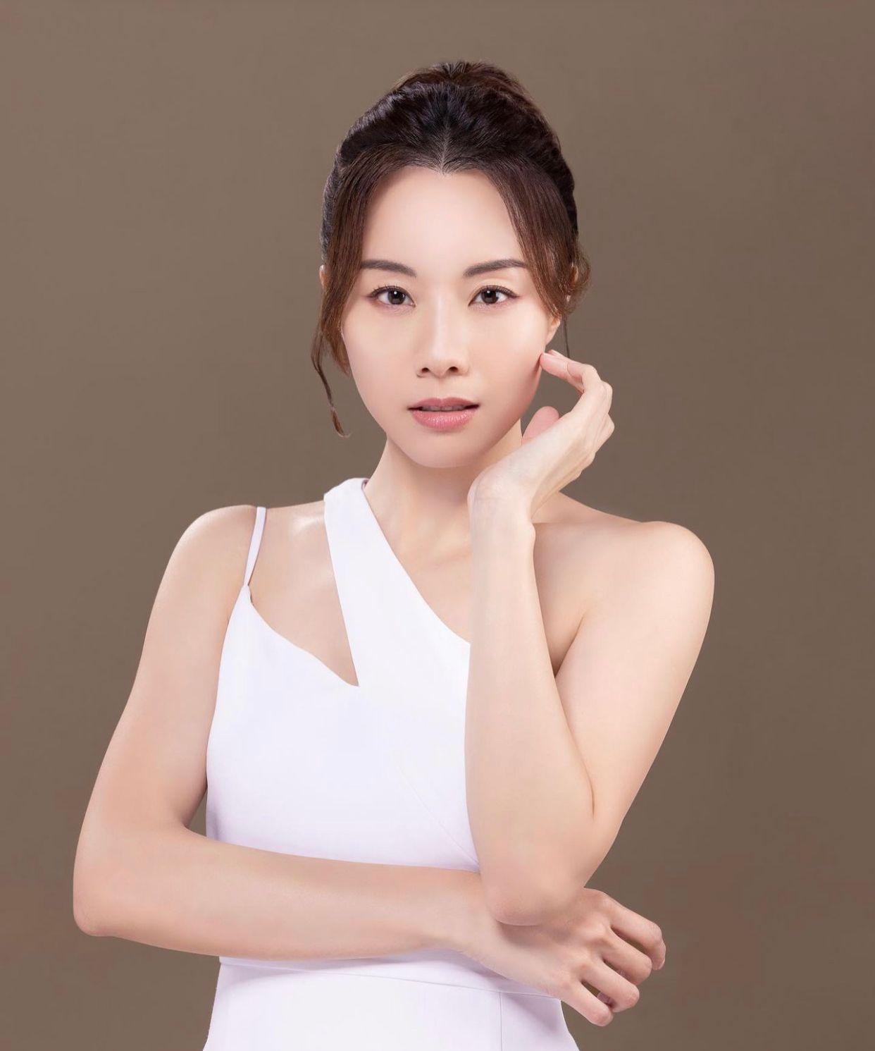 鄧麗欣近年轉型成功,主力以演員姿態發展。