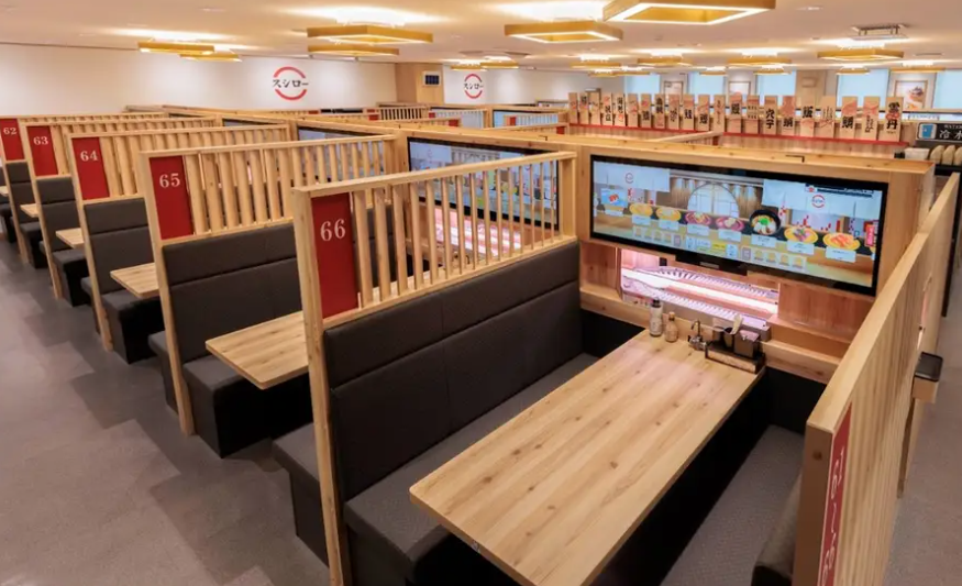 壽司郎決定在桌前擺放1.5米的大熒幕,模擬壽司「迴轉」,希望透過科技平衡衞生與傳統的用餐方式。(網上圖片)