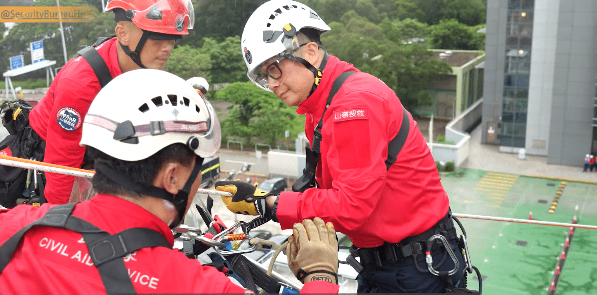 鄧炳強化身「紅衣飛虎」 進行高空拯救傷者演練|Ray Online(鄧炳強fb圖片)