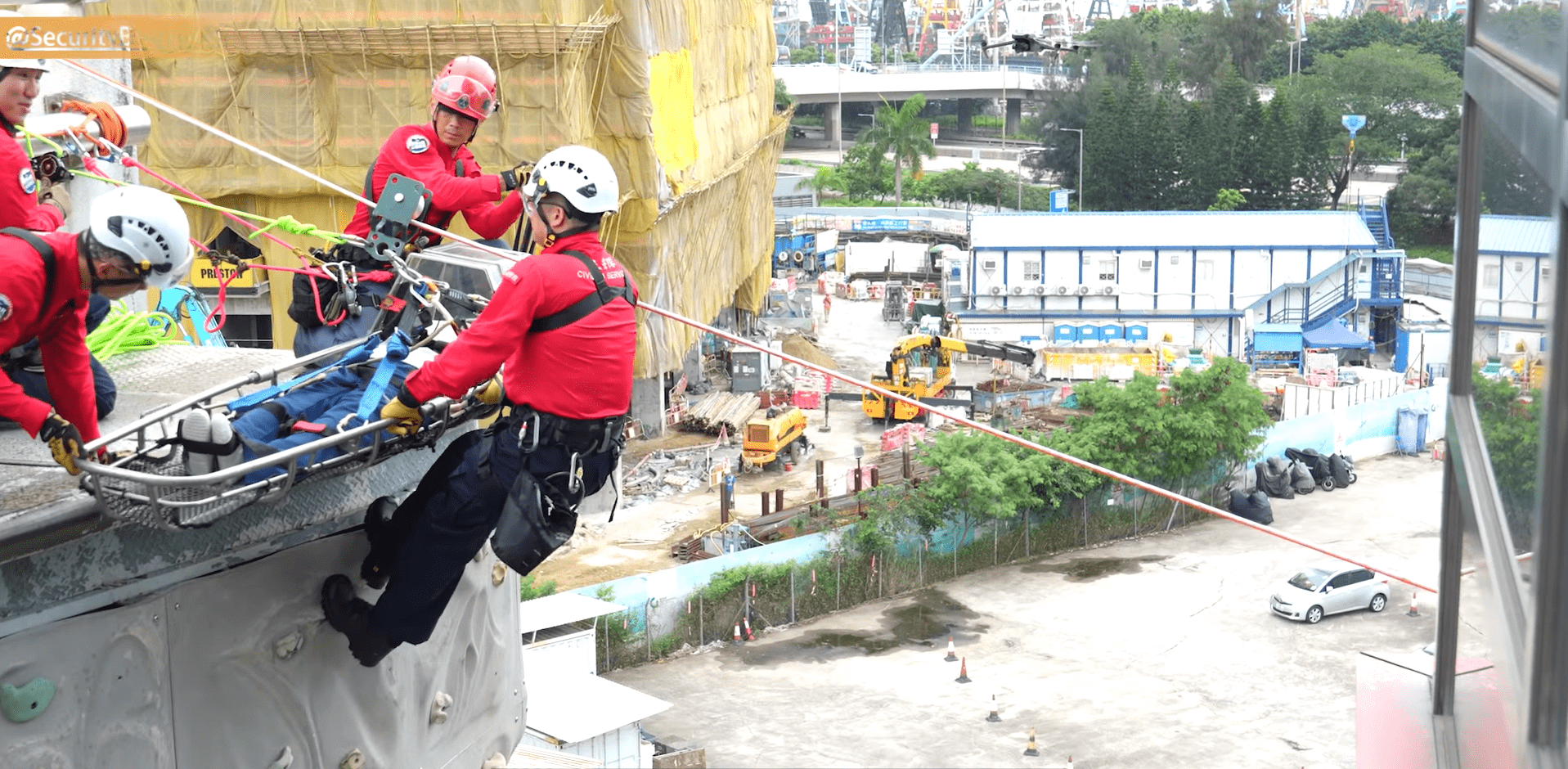 鄧炳強化身「紅衣飛虎」 進行高空拯救傷者演練|Ray Online(鄧炳強fb圖片)