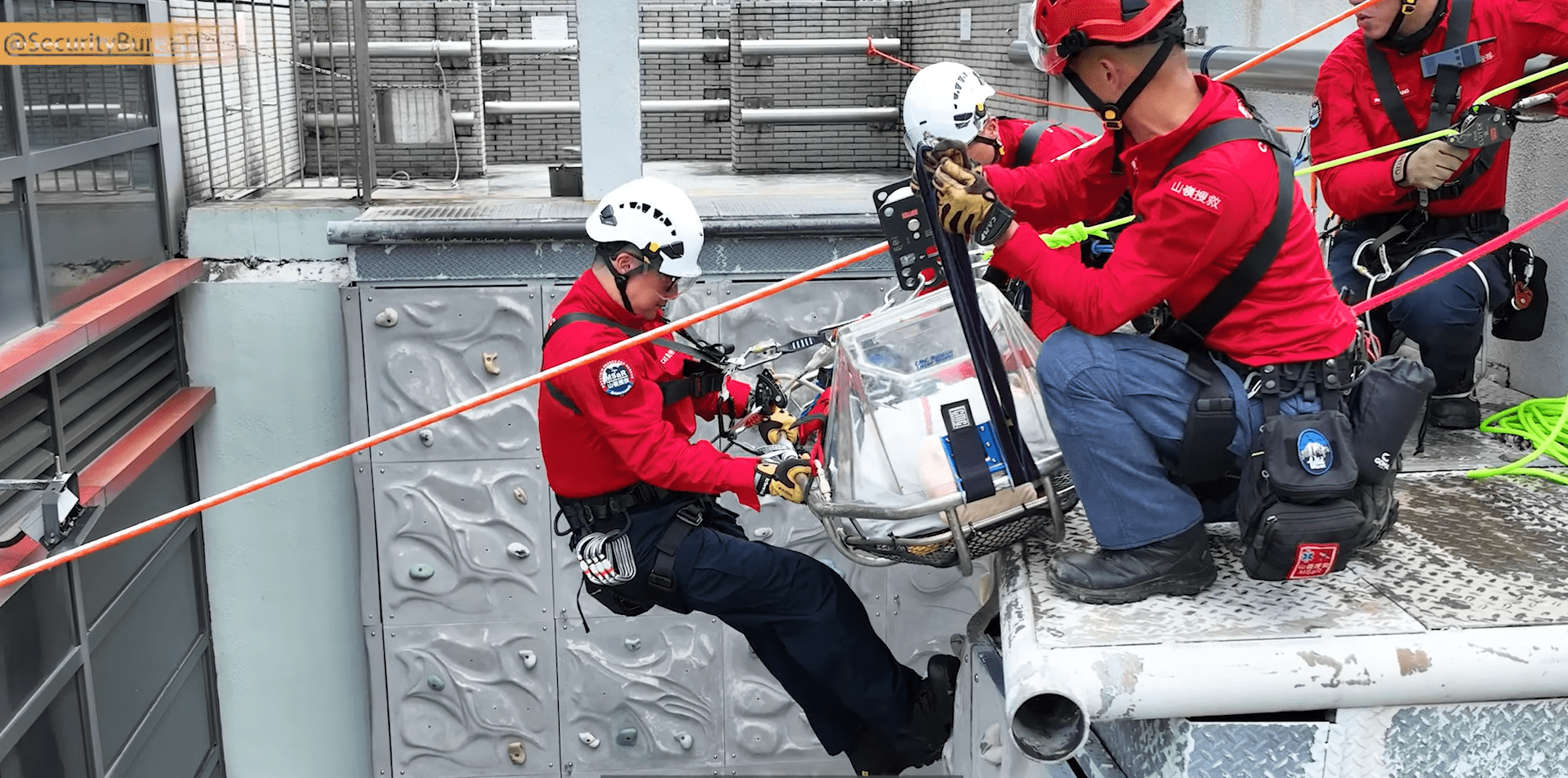 鄧炳強化身「紅衣飛虎」 進行高空拯救傷者演練|Ray Online(鄧炳強fb圖片)