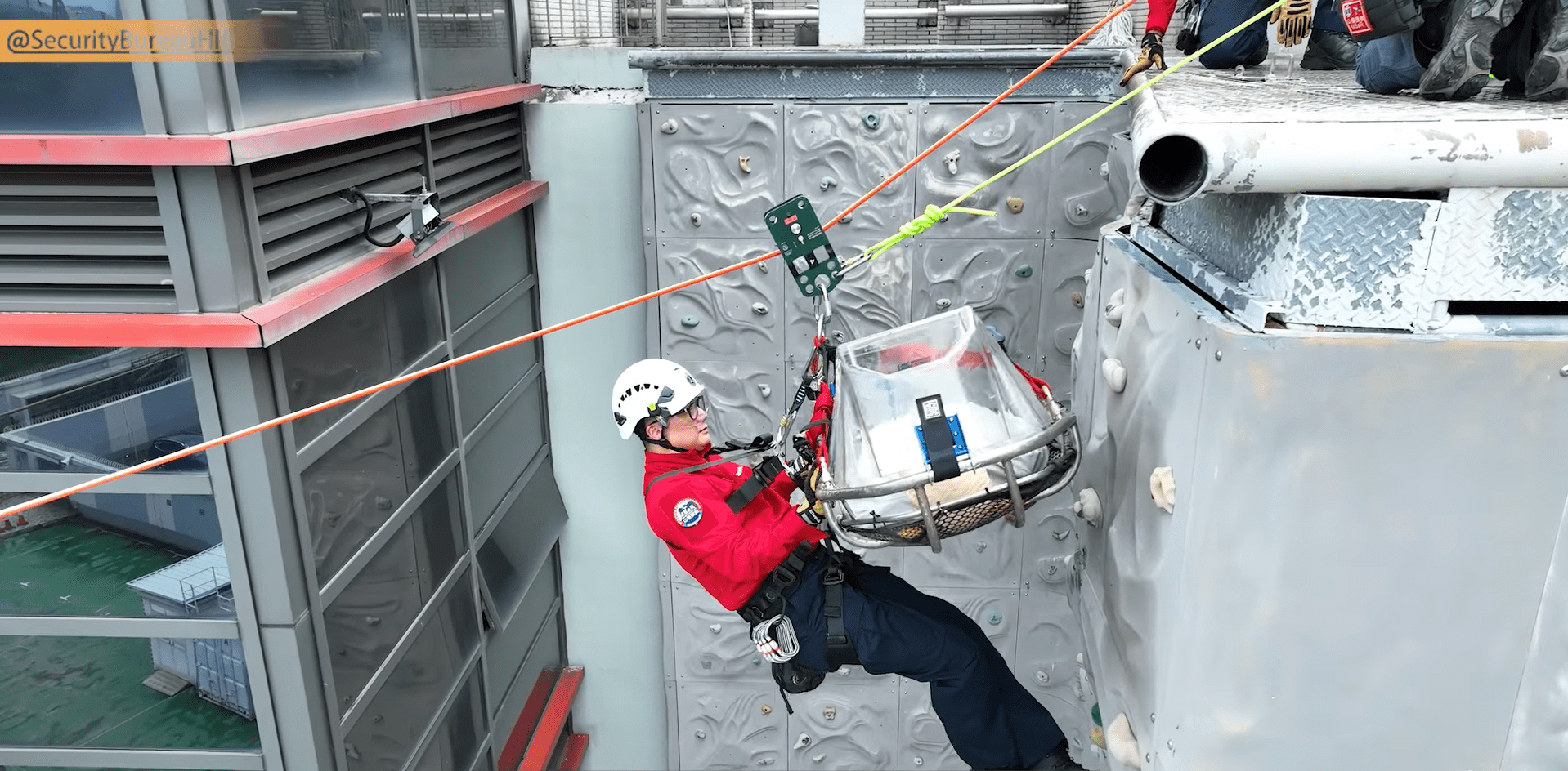 鄧炳強化身「紅衣飛虎」 進行高空拯救傷者演練|Ray Online(鄧炳強fb圖片)