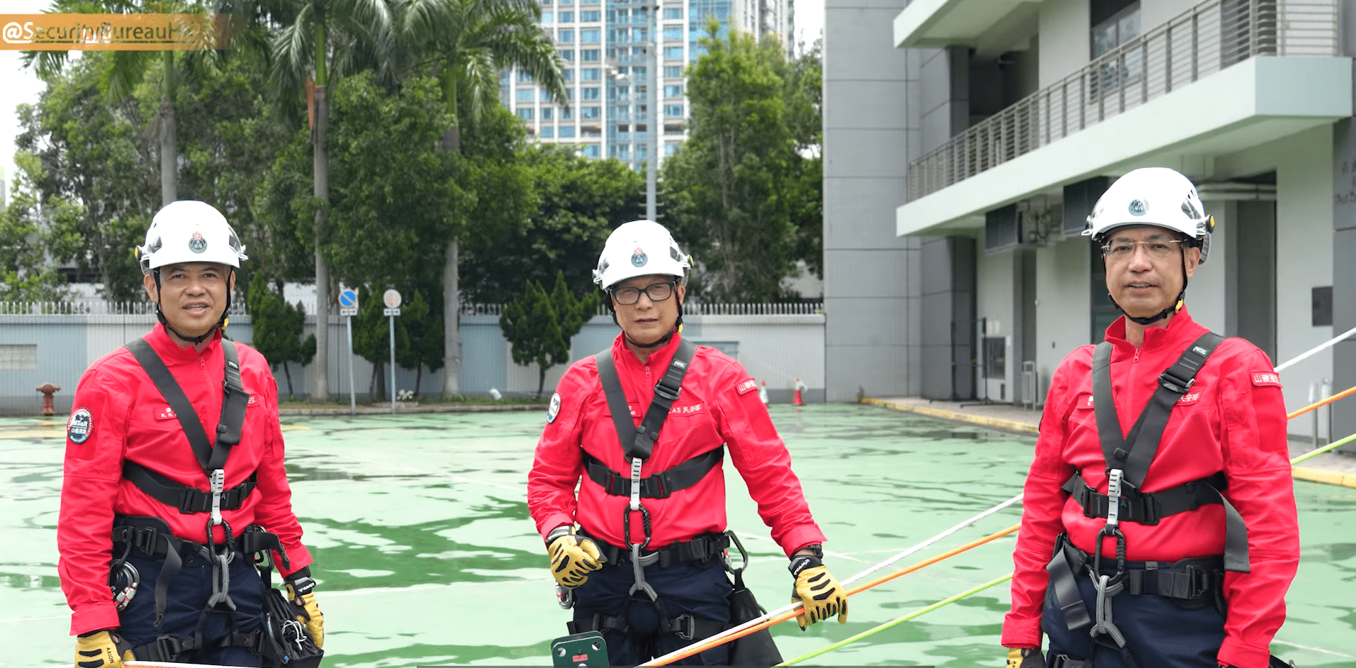 鄧炳強化身「紅衣飛虎」 進行高空拯救傷者演練|Ray Online(鄧炳強fb圖片)