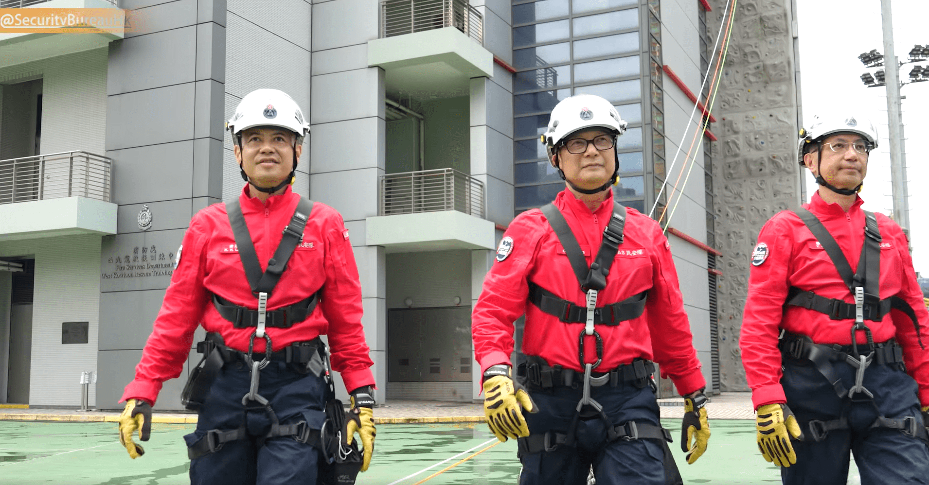 鄧炳強化身「紅衣飛虎」 進行高空拯救傷者演練|Ray Online(鄧炳強fb圖片)