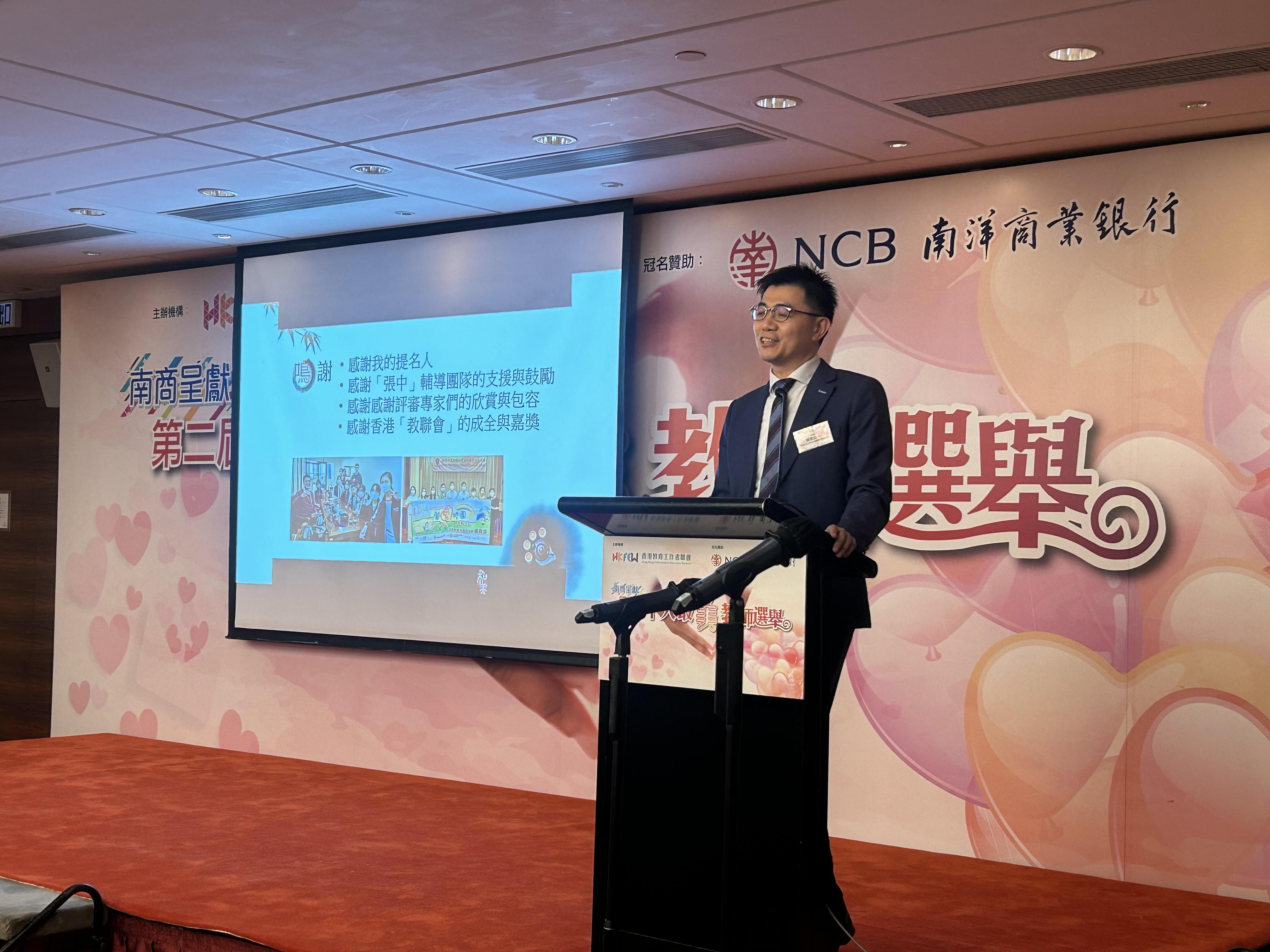 香港中文大學校友會聯會張煊昌中學的賴長山主任在校內創立茶藝學會。(朱慧恩攝)