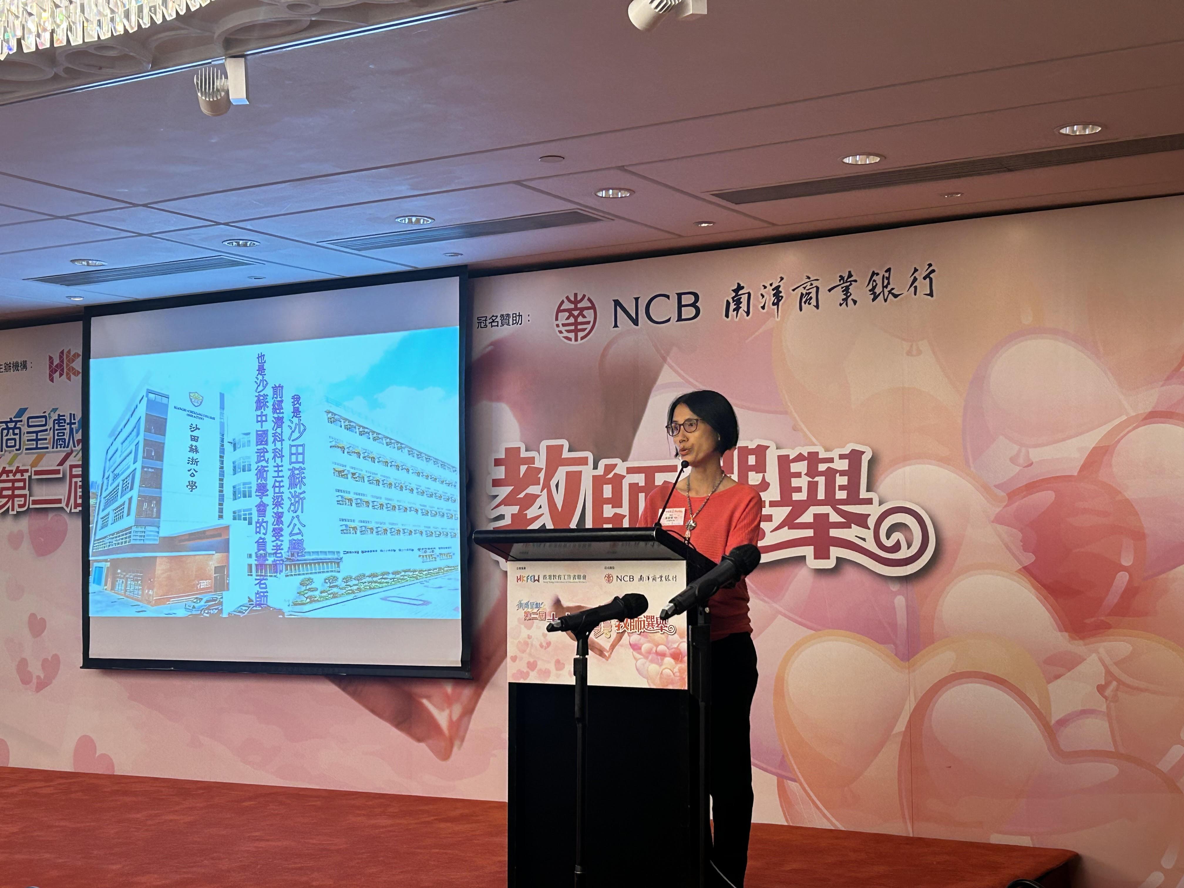 得獎老師上台分享。(朱慧恩攝)