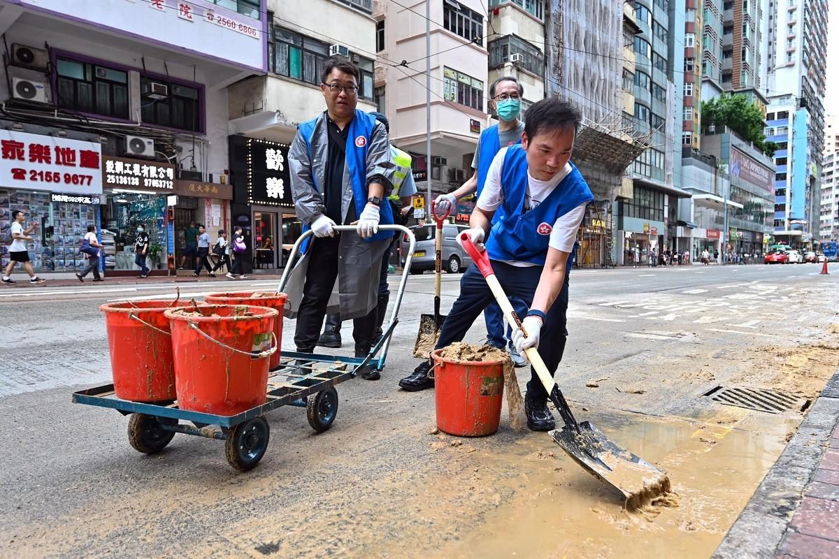 公務員事務局組成一隊30人的政府應急隊,到筲箕灣道清理路面。(公務員事務局FB)