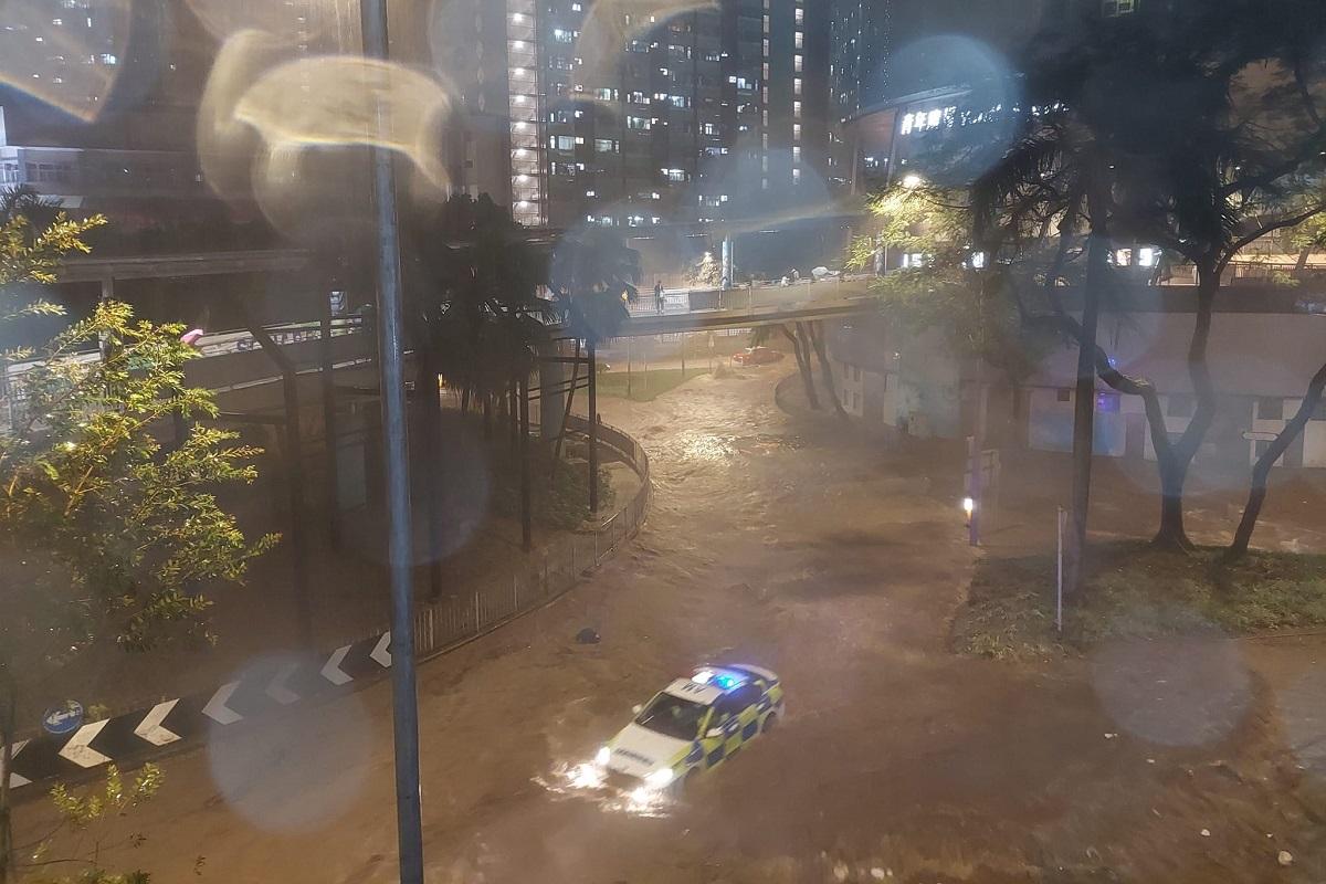 黑雨|柴灣道迴旋處嚴重水浸。(網民Dennis Lo@FB群組「柴灣人柴灣事」)