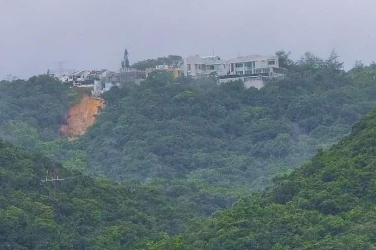 井欄樹有獨立屋對下山坡現山泥傾瀉。(網民Johnny ON@FB群組「將軍澳主場」)