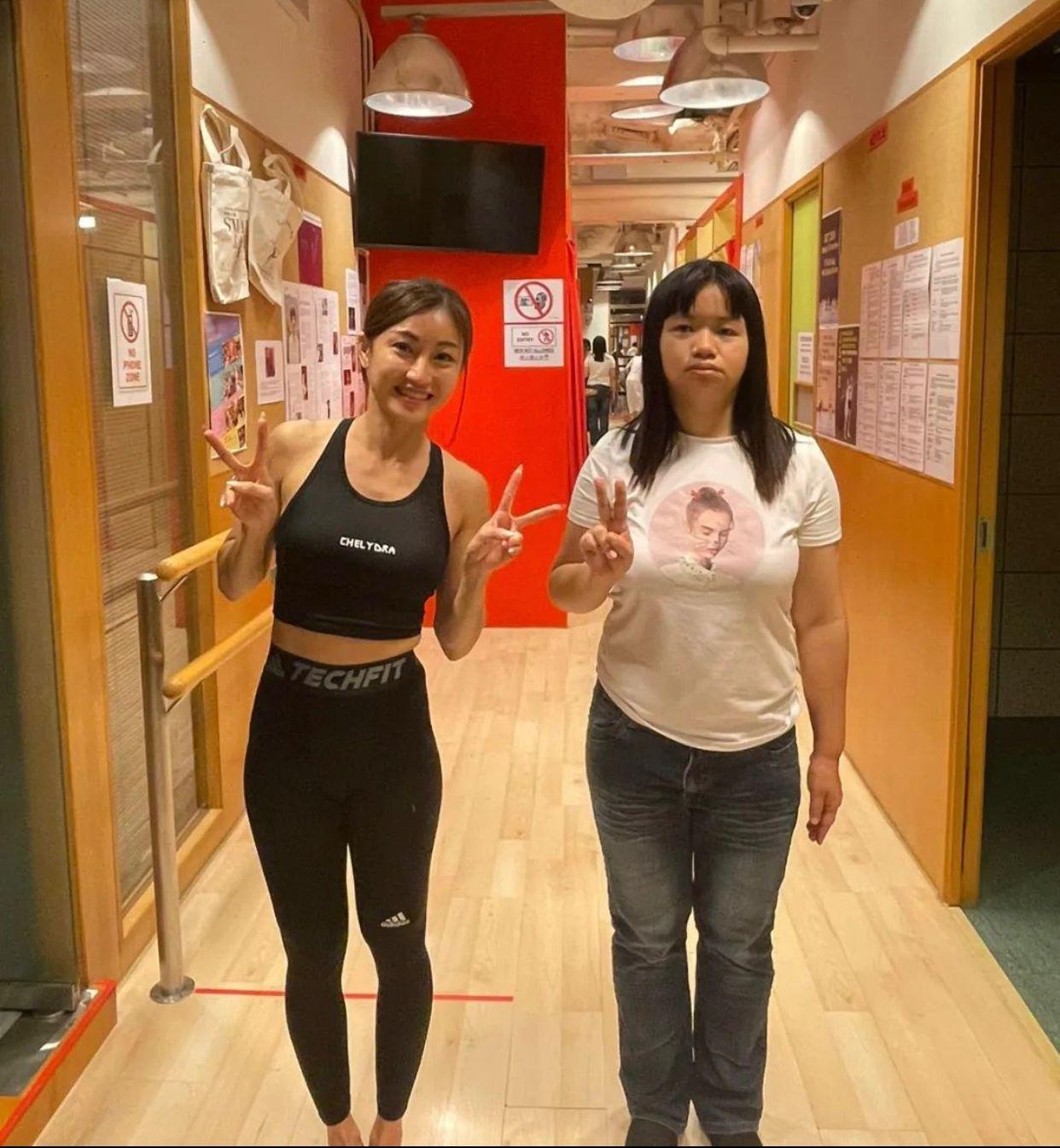 阿儀昨日偕黃榕到荃灣上芭蕾舞堂。