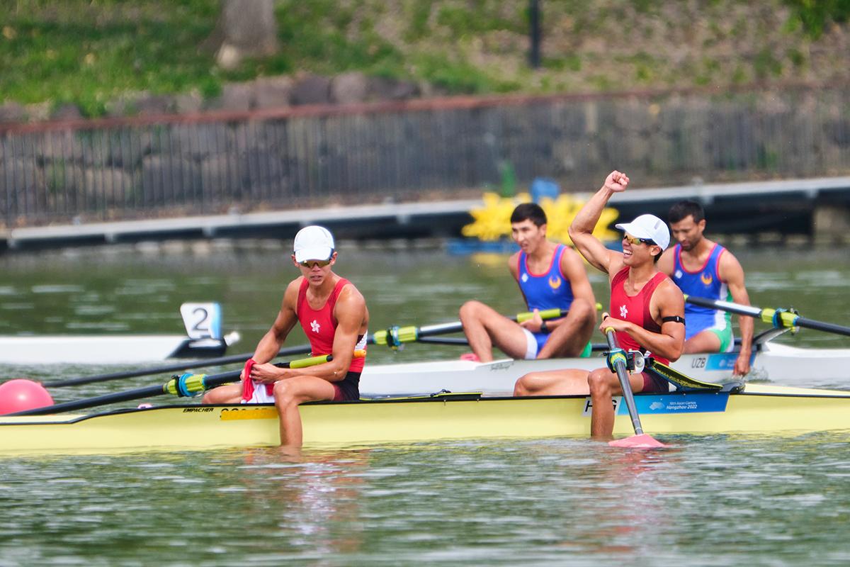 林新棟和王瑋駿在賽艇男子雙人單槳無舵手決賽奪金。(港協暨奧委會提供)
