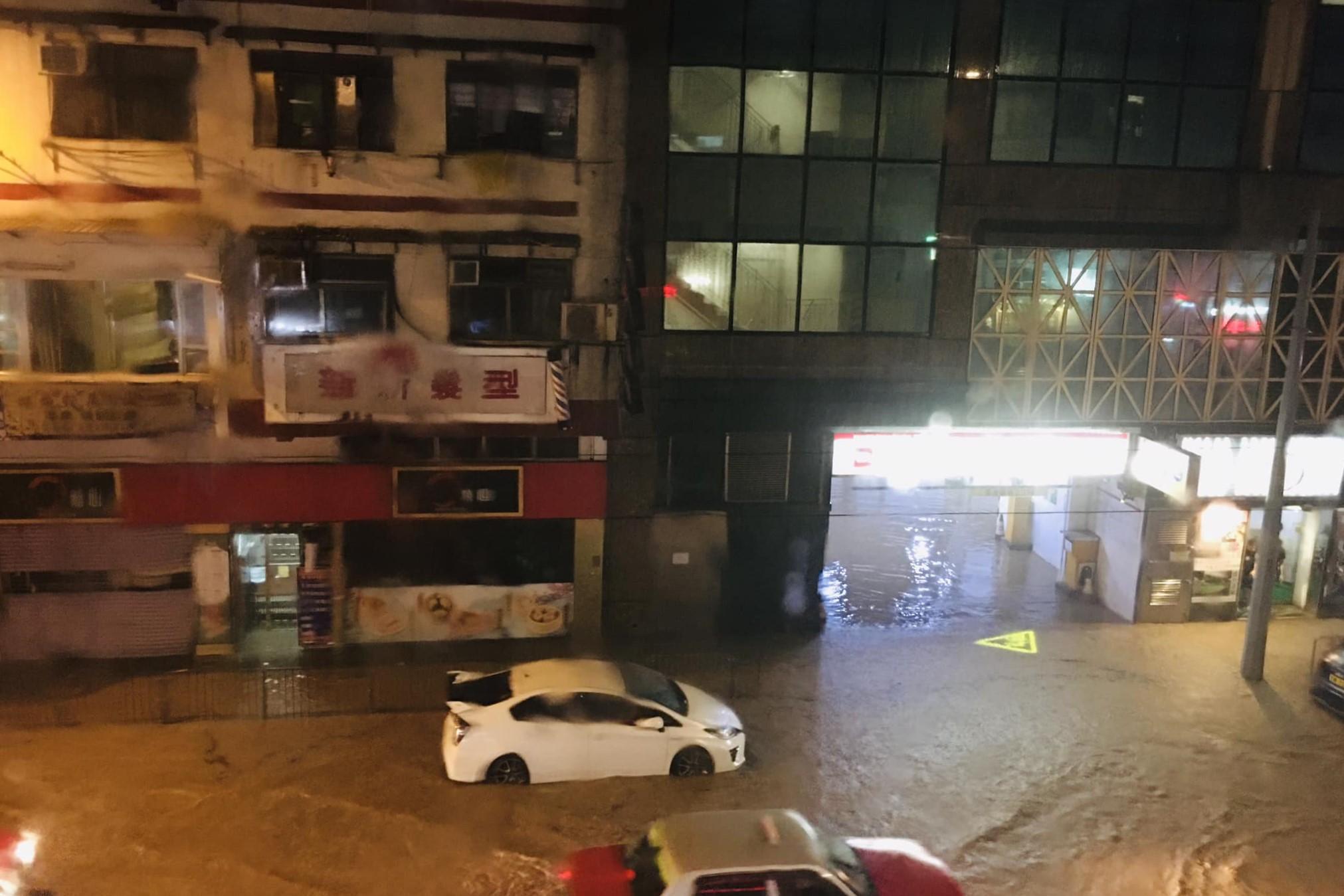 黑雨|筲箕灣利嘉中心停車場水浸。(網民Lorea Chung@FB群組「筲箕灣西灣河關注組」)
