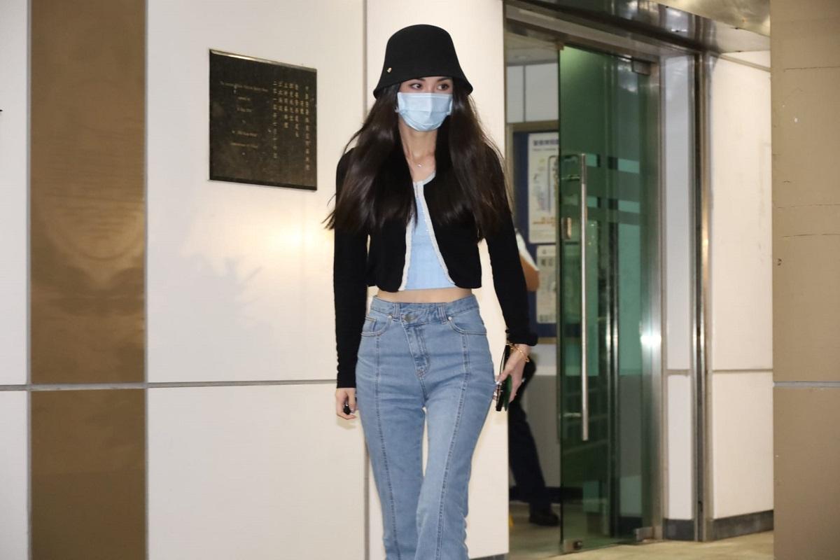 裕美在中區警署逗留約一小時後獨自步出,被指是「聲東擊西」。(鍾式明攝)