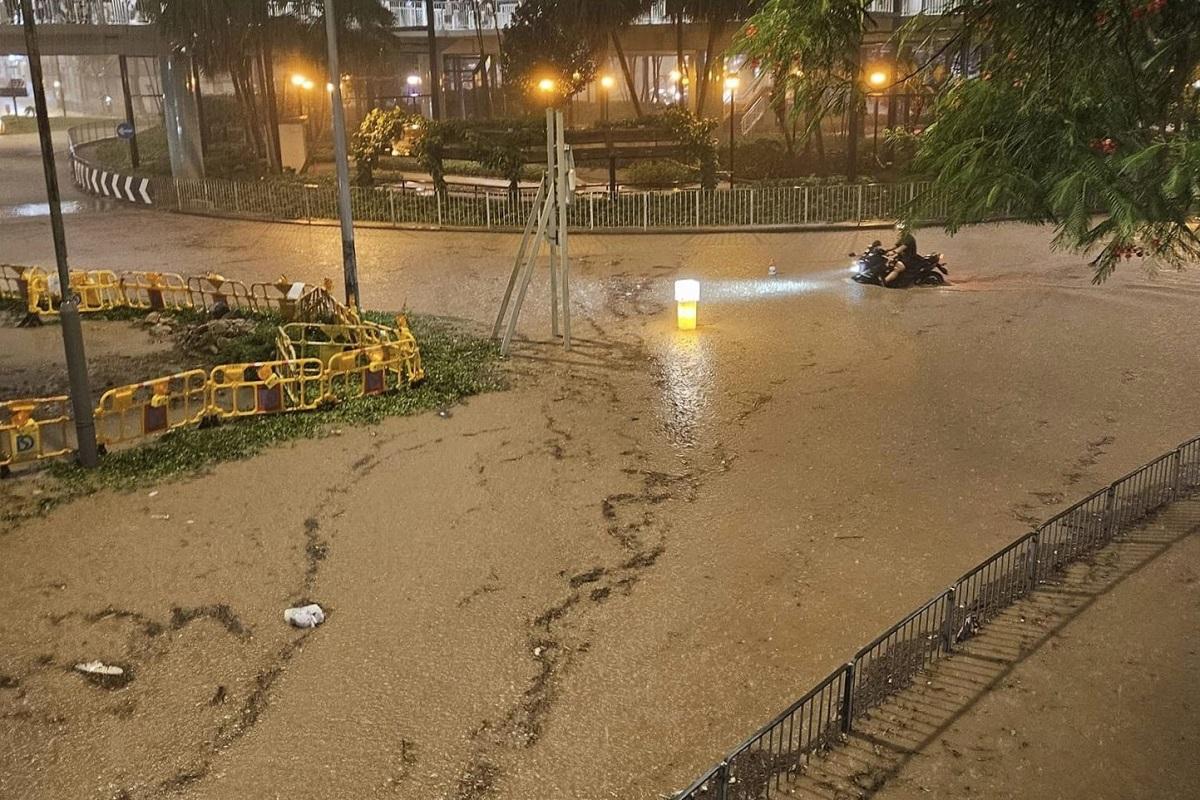 黑雨|柴灣道迴旋處嚴重水浸。(網民Fernando Wong@FB群組「柴灣人柴灣事」)