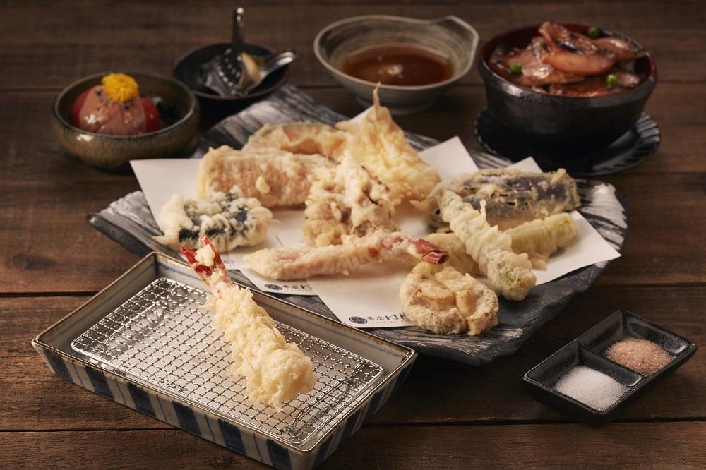 天婦羅盛宴共十二道精選秋季時令食材菜式,包括前菜、蝦夷天婦羅、主食及甜品。