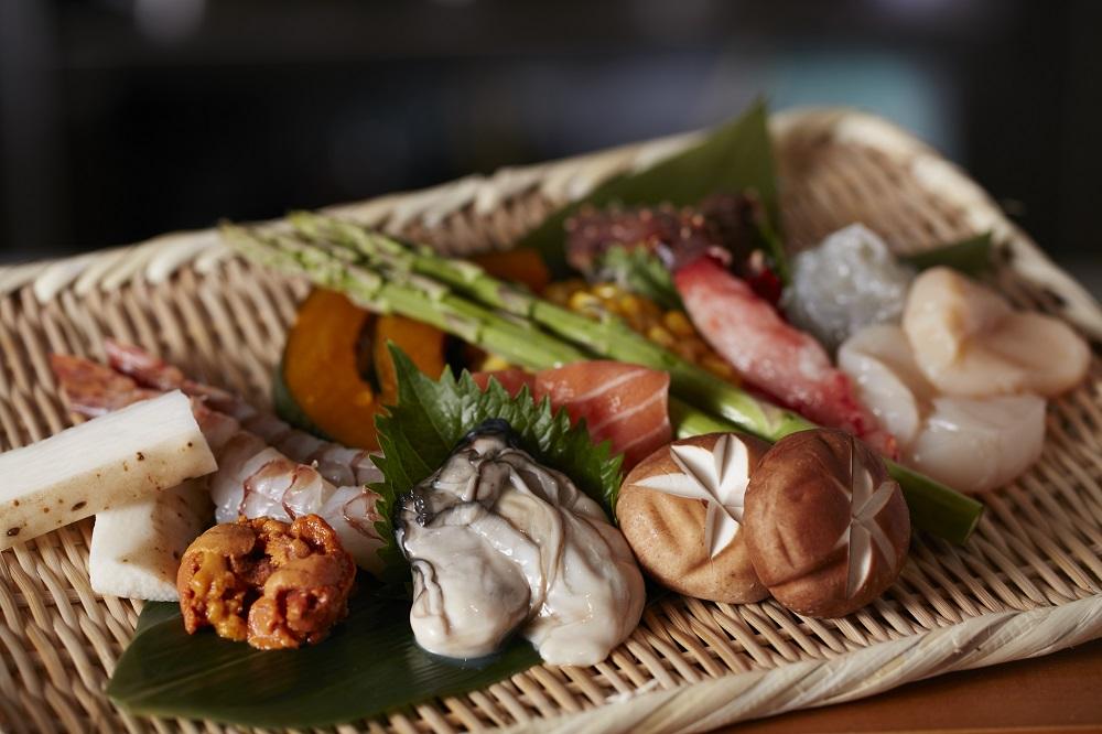 天婦羅盛宴共十二道精選秋季時令食材菜式,包括前菜、蝦夷天婦羅、主食及甜品。