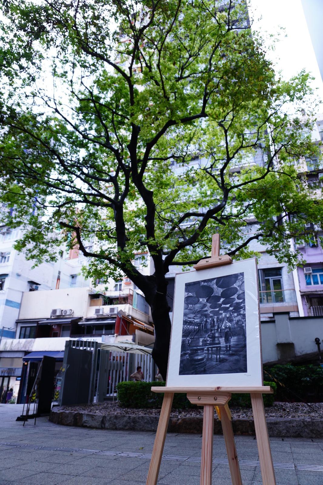 《好奇》陳永毅作品HK$880|由香港本地攝影師Dennis陳永毅先生拍攝,走訪香港各區拍攝具有本地特色與質感的黑白風格照片。Dennis榮獲英國皇家攝影學會會士 (ARPS) 名銜,更獲得多個本地及海外攝影獎項。除了香港影展 外,他曾獲芬蘭KakslauTTanen Arctic Resort 邀請,以首位亞洲攝影師身份參加「國際藝術 家交流計劃」,部份作品更成為當地畫廊永久展品之一。*僅於PMQ門市發售。