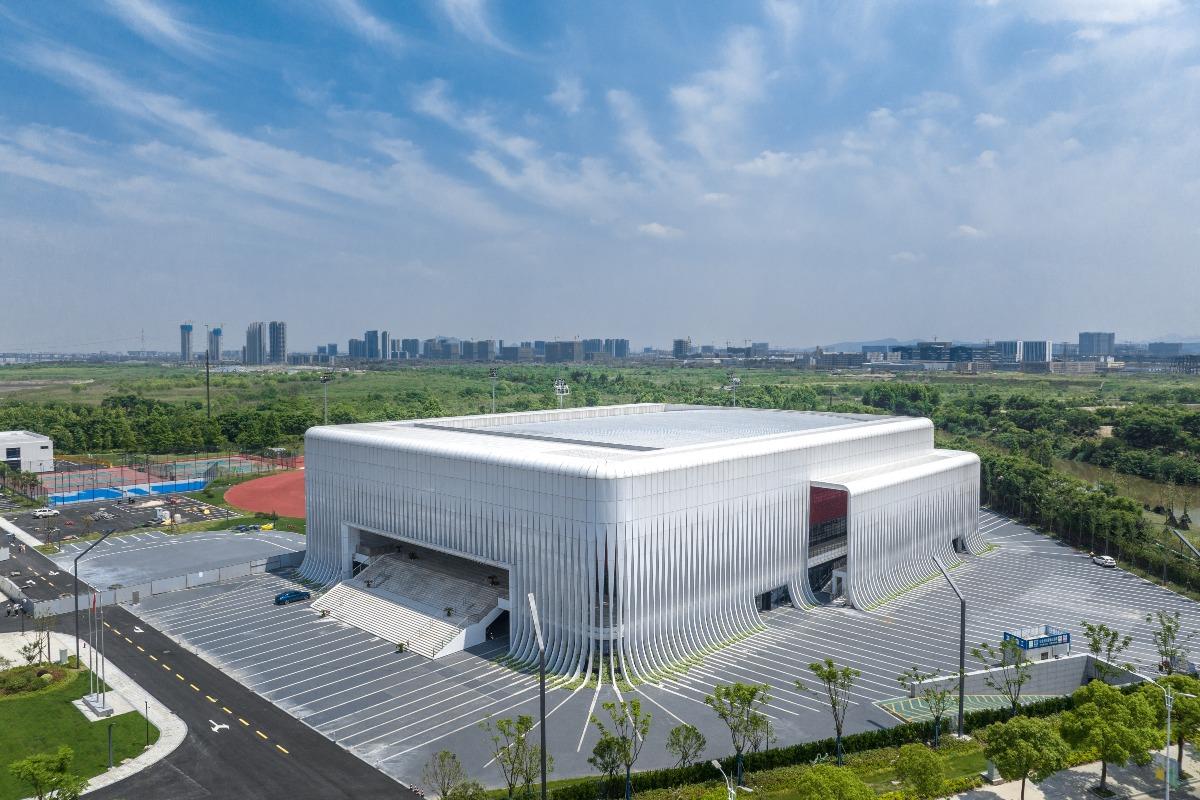 「水幔」的設計靈感源自錢塘江水及江南絲綢,不僅用作裝飾,還能起到隔熱、減少室內眩光等作用,既實用又充滿韻味。(網上圖片)