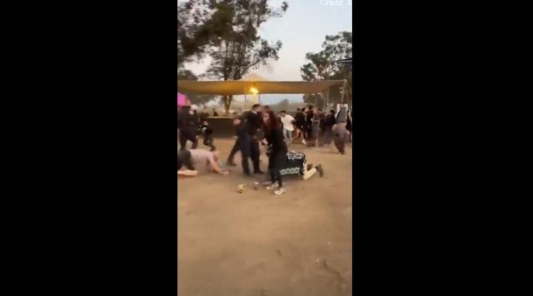 哈馬斯展開屠殺前,以色列警察疏散人群。(互聯網)