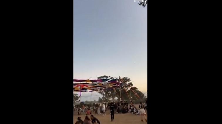 哈馬斯展開屠殺前,以色列警察疏散人群。(互聯網)