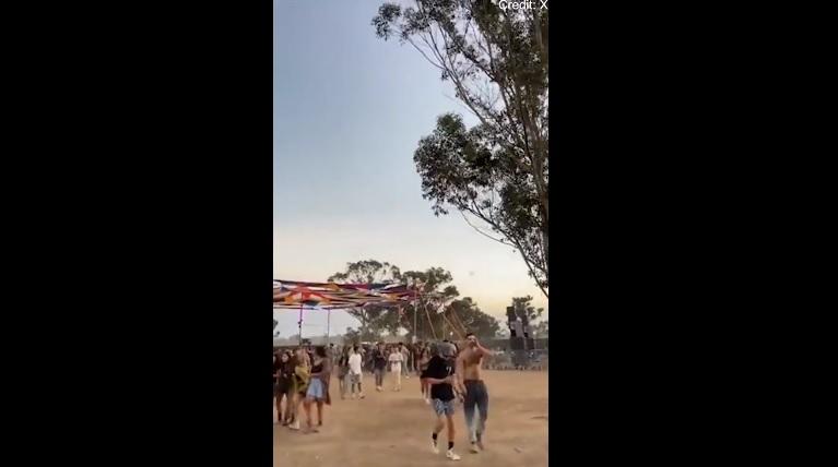 哈馬斯展開屠殺前,以色列警察疏散人群。(互聯網)