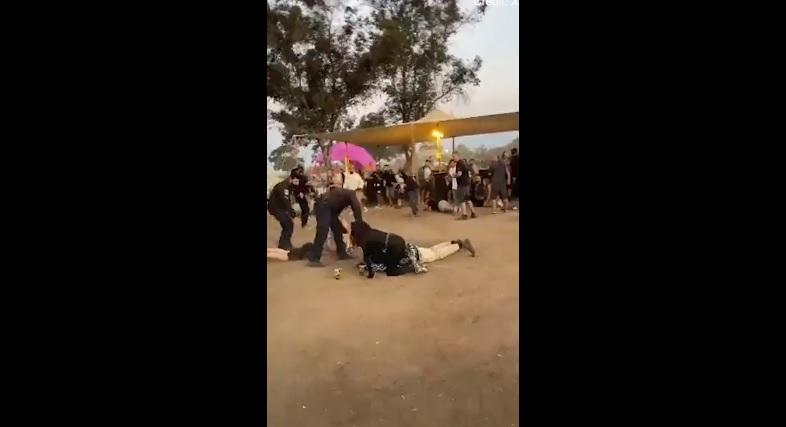 哈馬斯展開屠殺前,以色列警察疏散人群。(互聯網)