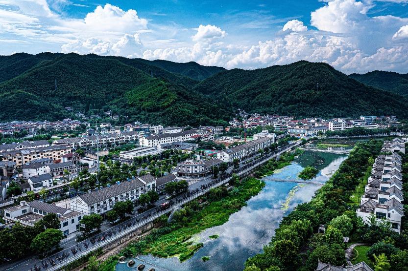 余村從污染嚴重的礦山村,變成山清水秀的旅遊景區。(圖片來源:視覺中國)
