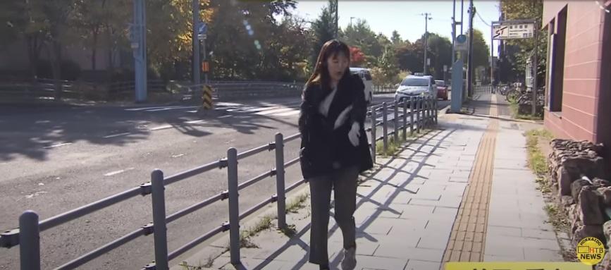 記者拍走身上的雪蟲。(互聯網)