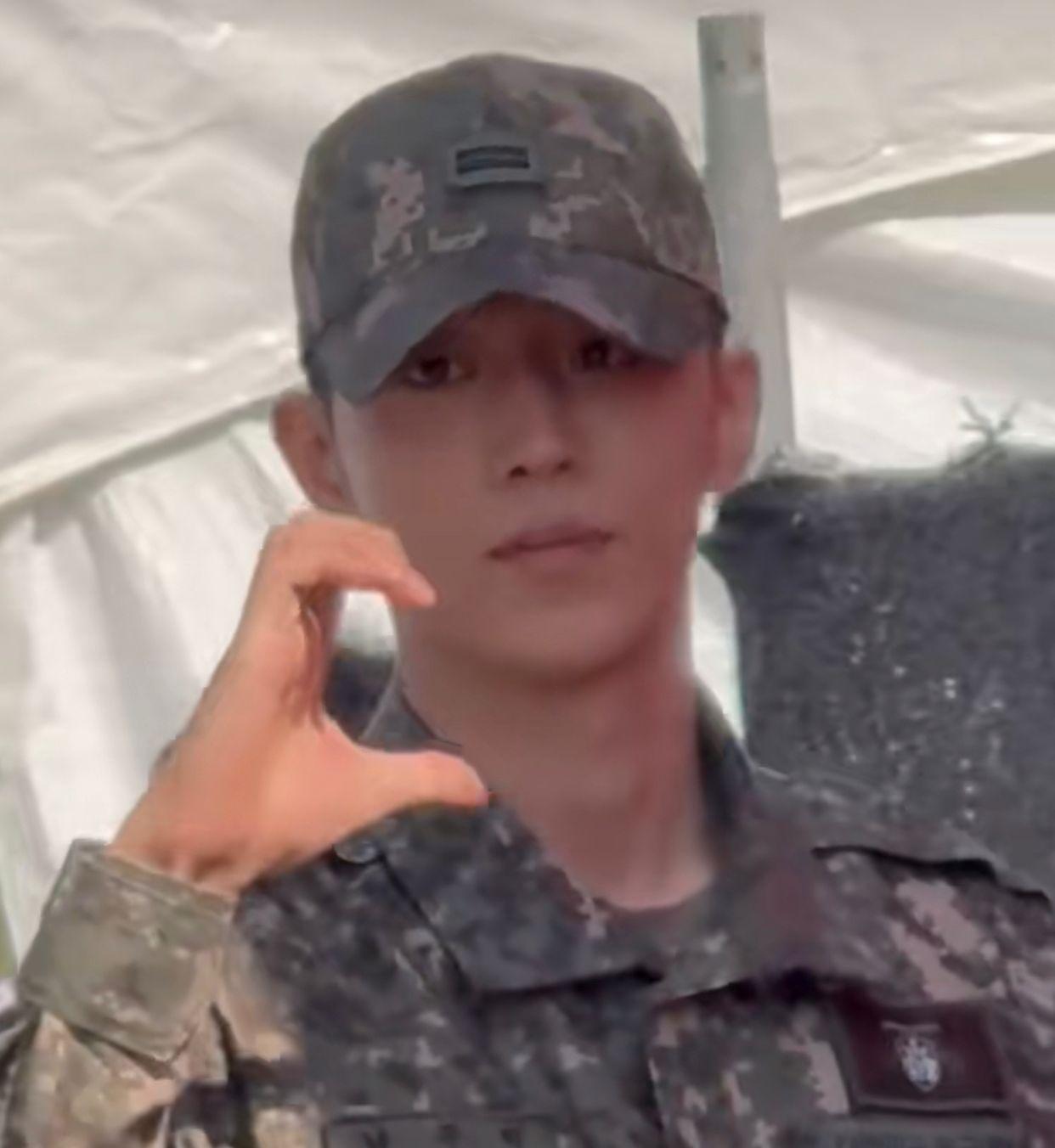 南柱赫微微及擺出半心手勢,吸引力有增無減。