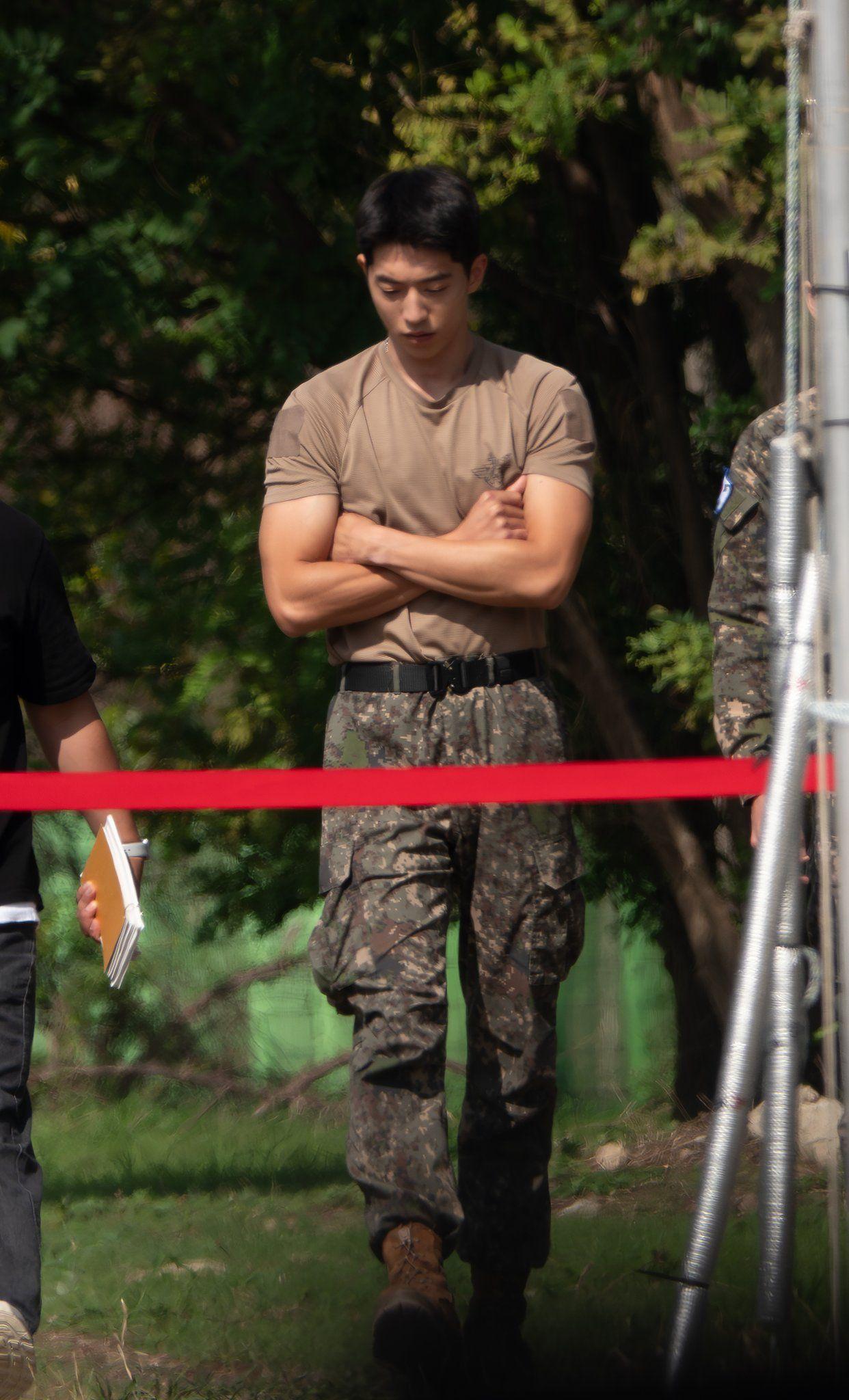 南柱赫穿上軍綠色軍裝,入伍後操出更完美比例。