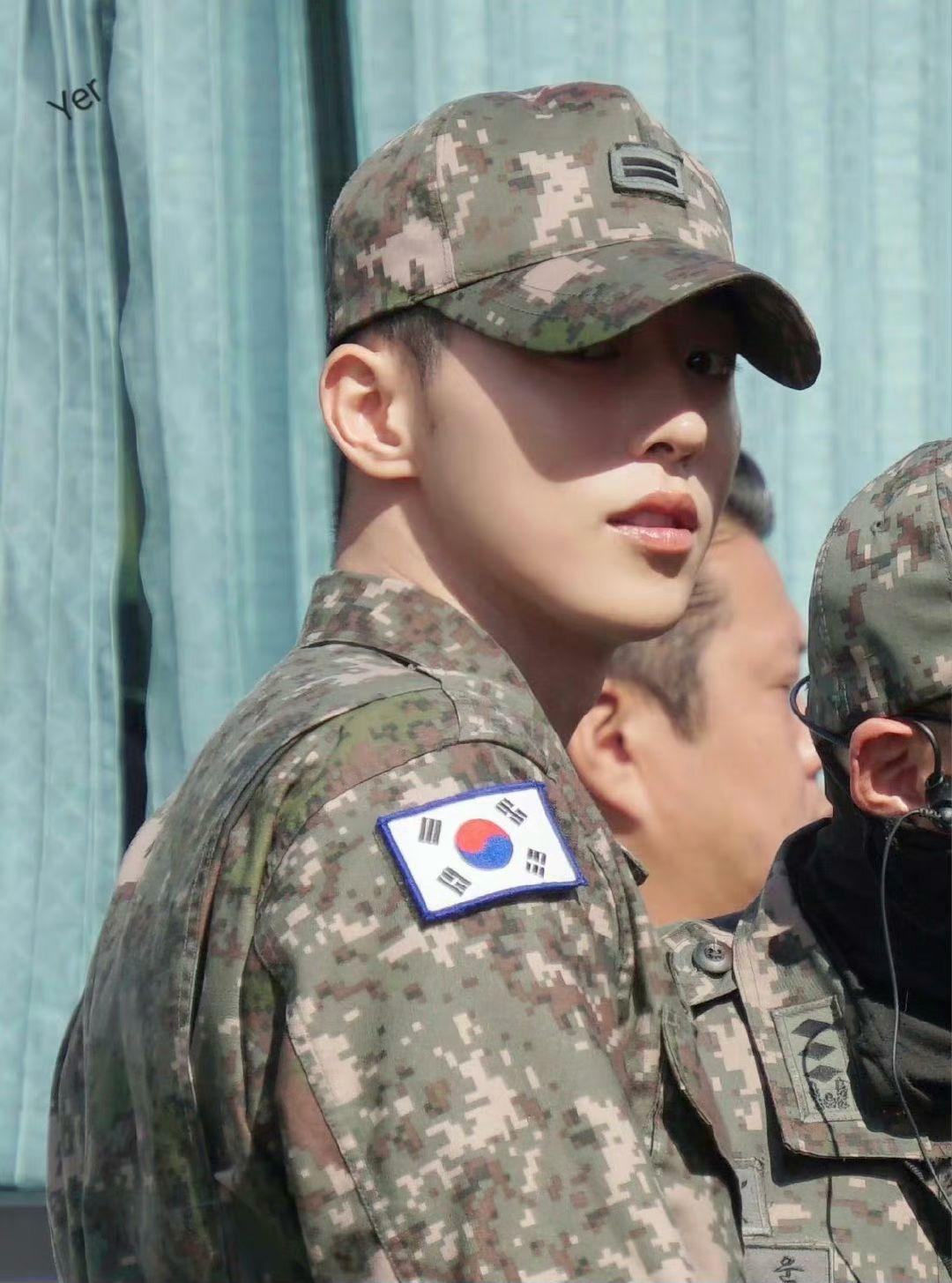 南柱赫出席陸軍慶典激似韓劇畫面。