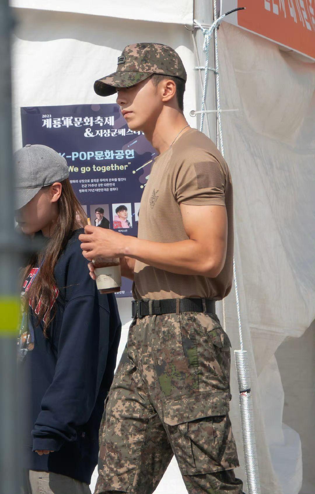 南柱赫Man爆現身,手臂線條夠晒矚目。