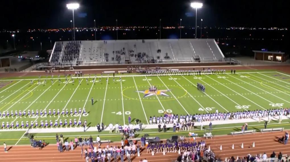 高中舉行橄欖球賽時,全體人員一同為埃爾南德斯默哀。(互聯網)