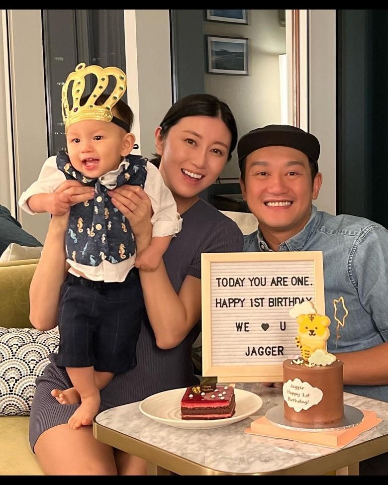 吳浩康及郭思琳在囝囝1歲生日時,一家三口到主題樂園酒店慶祝。