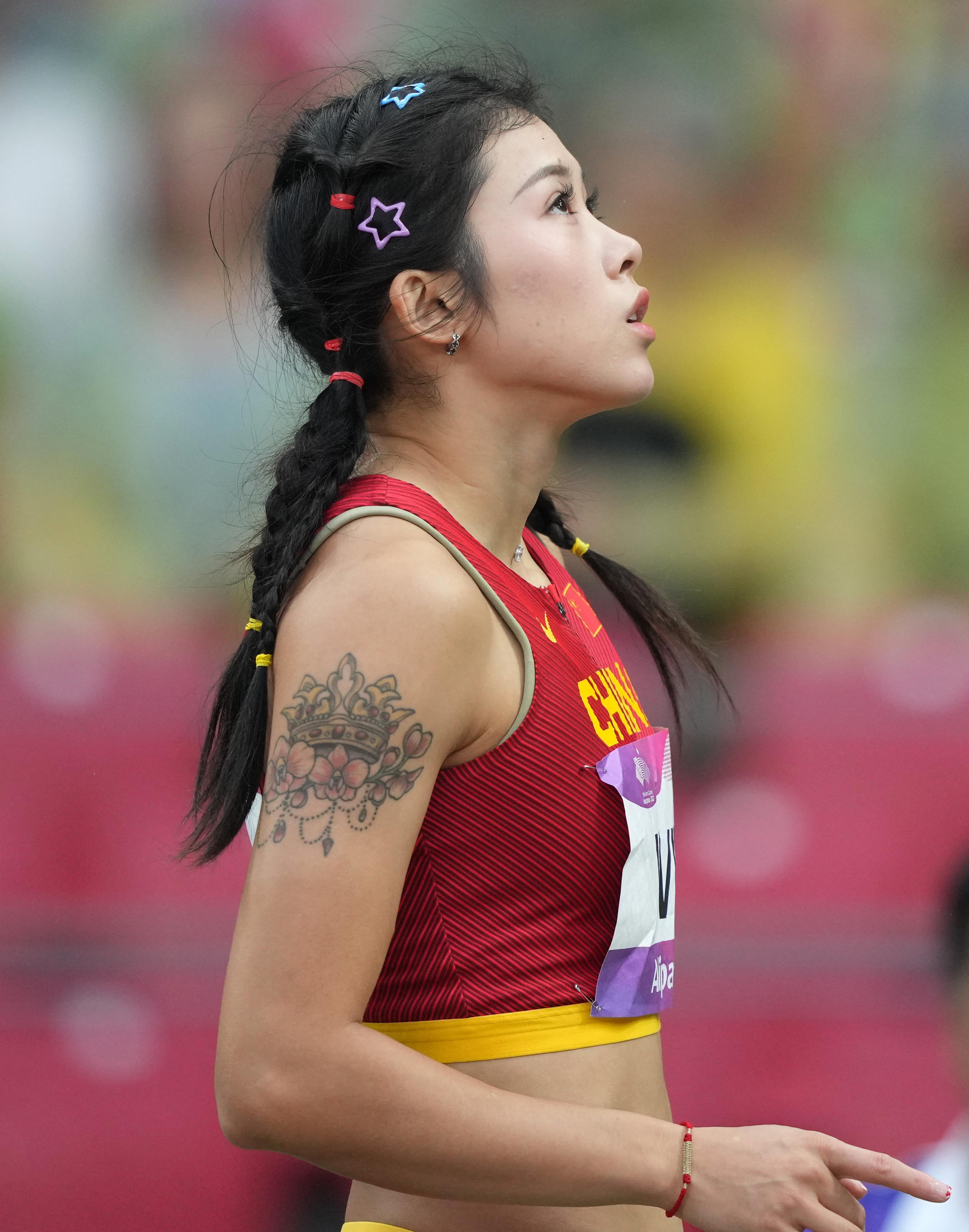 吳艷妮因右臂上的刺青,成為部分網友攻擊的目標。(圖/新華社)