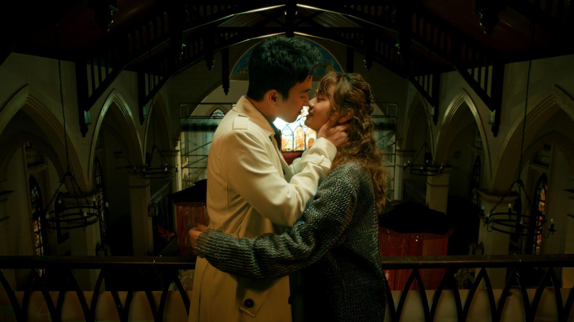 周嘉洛與游游在劇入面勁多浪漫互動。