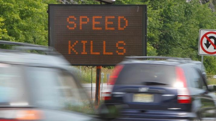 美國公路設立警告超速害人的電子顯示屏。(資料圖片)