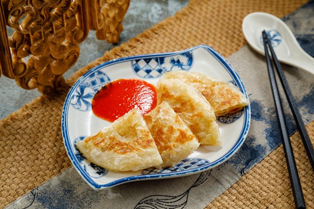 地瓜拉餅HK$28|外皮煎得金黃酥脆,內層鬆軟香甜的地瓜餡,口感絕佳。搭配特製醬料,酸甜微辣,增添層次。