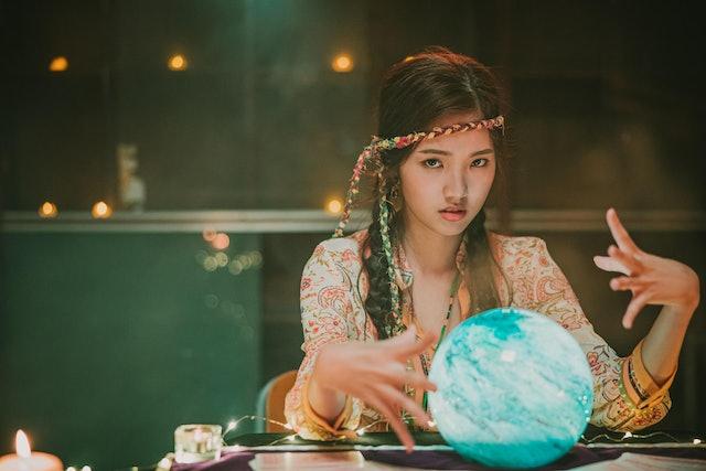 新人陳伊霖在片中扮演神婆。