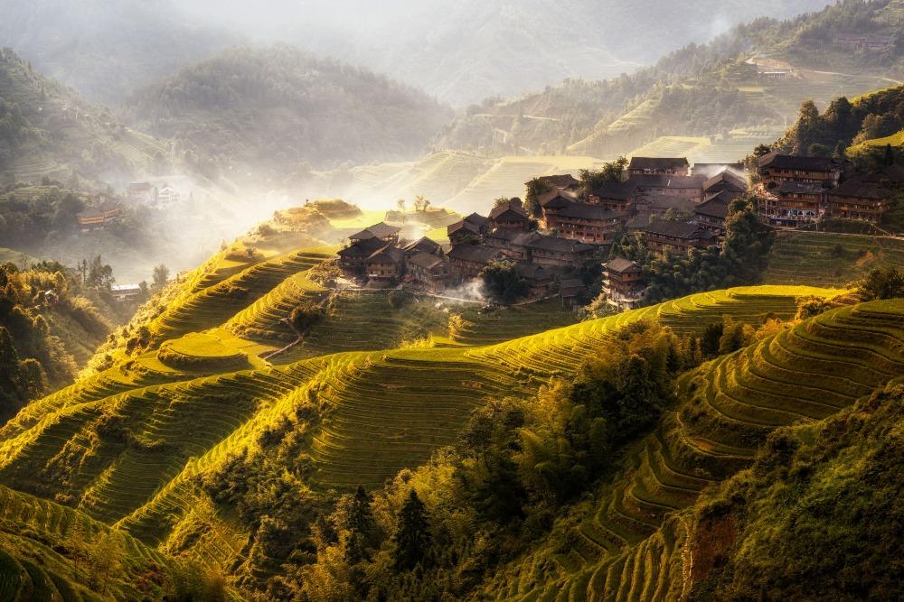 大寨村世代居住的紅瑤民族,在山地上開墾出壯觀的梯田,瑤族民居、民俗與梯田,構成了大寨村獨特的人文風景。(圖片來源:Getty)