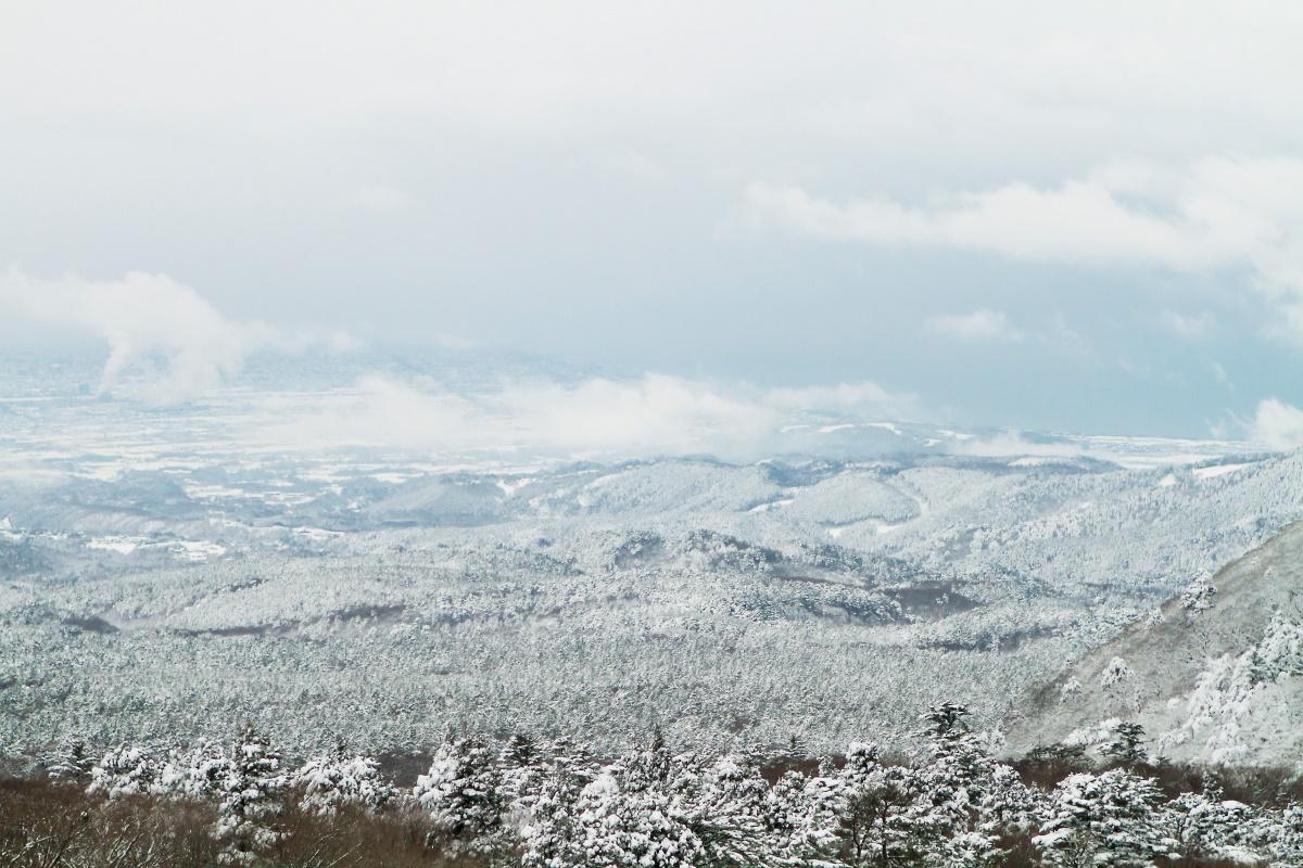 鳥取景點 大山白色度假村的雪季由12月下旬開始,漫山遍野被皚皚白雪覆蓋,美不勝收有如一幅水墨畫。