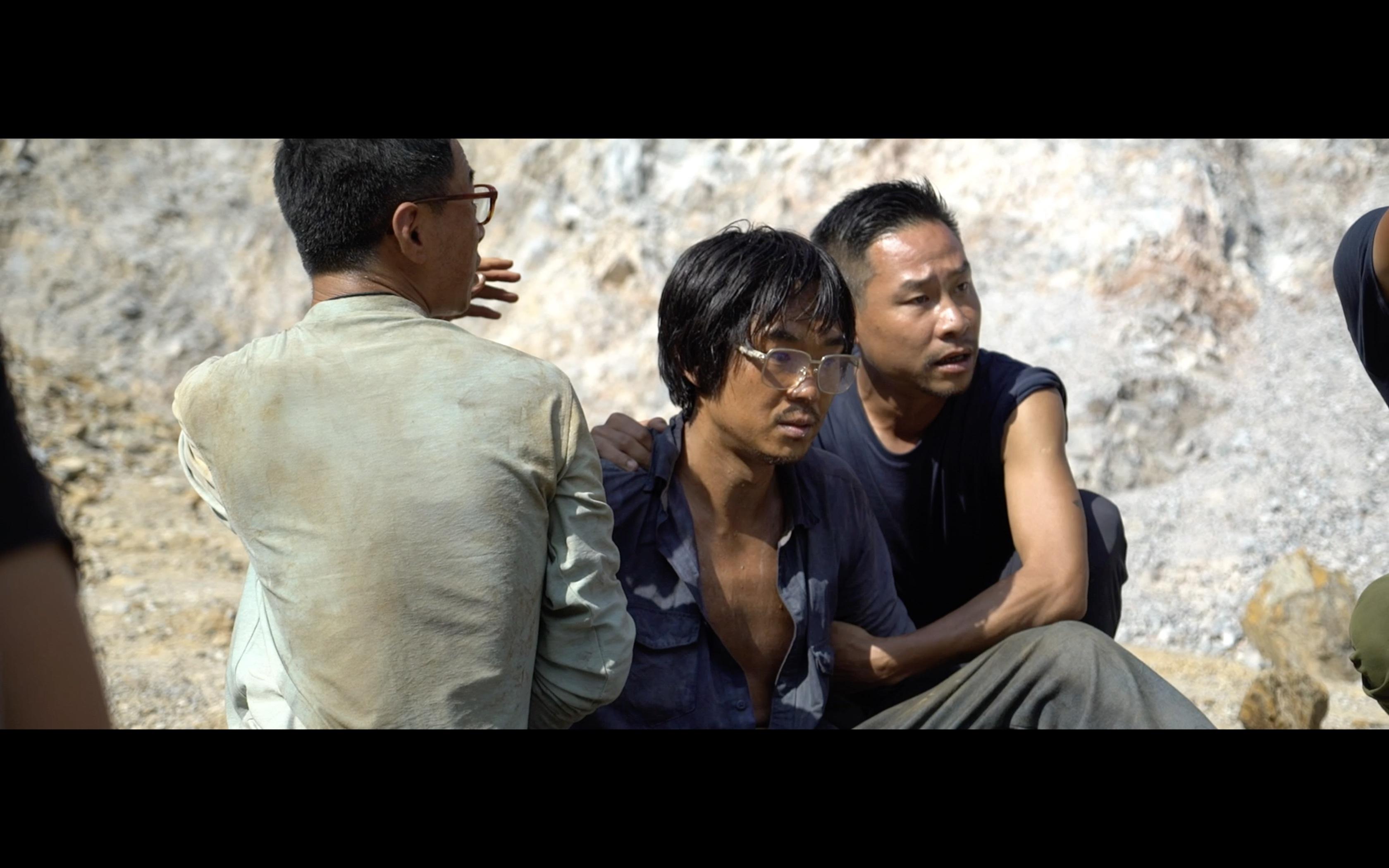 大鵬(中)拍攝時暈低險墜崖 李子俊導演(右)立即上前查看情況