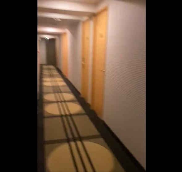 女網民不勝其煩,開門出房,要解決事件。(互聯網)