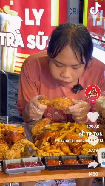 女子吃得專注。(互聯網)