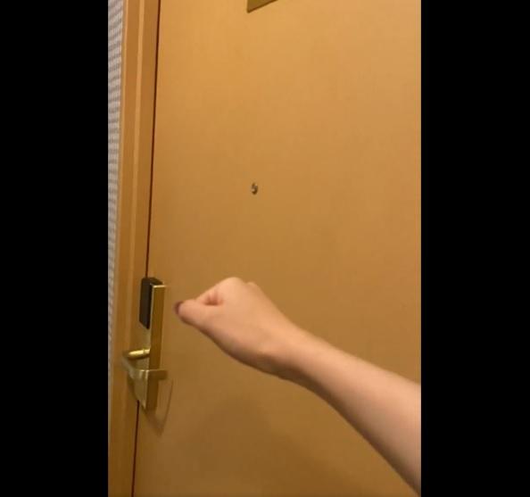 女網民笑個不停,要忍笑才敲門。(互聯網)