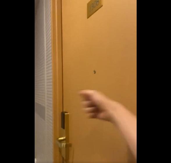 終於鼓起勇氣敲門。(互聯網)