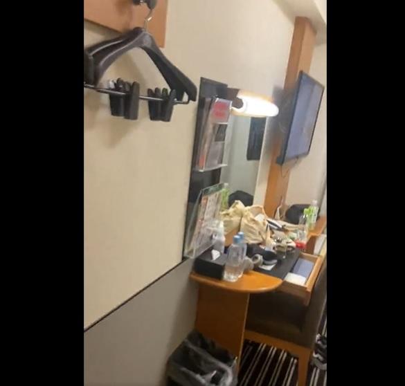 敲門後即跑回房間。(互聯網)